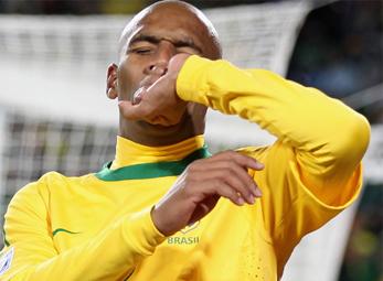 Chấm điểm trận Brazil-Ecuador: Tuyệt vời Maicon!