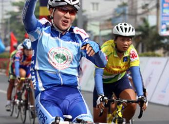 Cô gái quả cảm của làng xe đạp