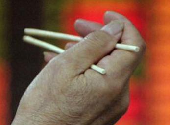 Đũa dài 6cm nằm trong mắt 