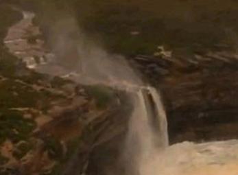 Thác nước chảy ngược như thần thoại