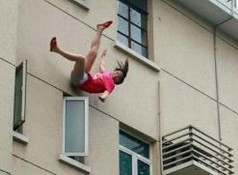 Lao xuống từ tầng 5, một phụ nữ thoát chết thần kỳ