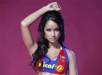 Mỹ nữ Peru khêu gợi trong áo đấu của Barca