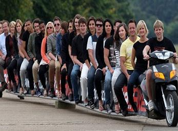 25 người trên 1 chiếc xe máy