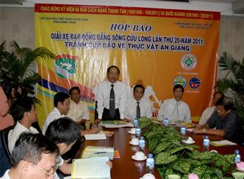 Khởi tranh Giải đua xe đạp ĐBSCL lần thứ 20 - Cúp BVTV An Giang 2011