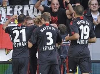 Hạ Bremen, Leverkusen có 3 điểm đầu tiên