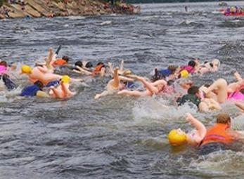 Thi bơi cùng búp bê 