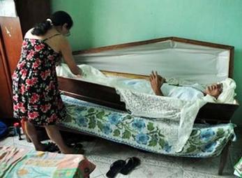 Ngủ trong quan tài để tưởng nhớ người đã khuất