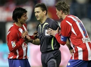 Aguero và Torres ra đi: Khác nhau ở tư thế