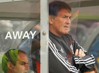 Ông chủ Liverpool bắt đầu "nóng mặt" vì HLV Dalglish