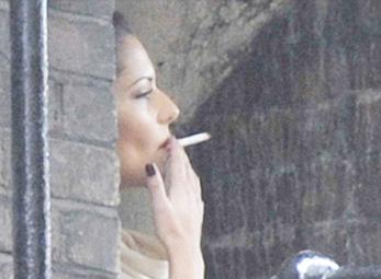 Họa mi Cheryl nghiện thuốc nặng