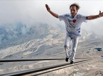 Tay không đi trên cáp treo cao 3000 mét