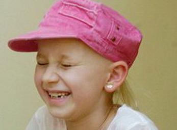 Kỳ lạ cô bé cười liên tục suốt... gần 1 tháng 