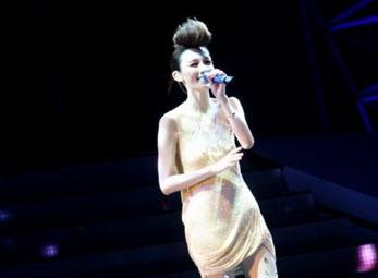 Phạm Vỹ Kỳ tỏa sáng hạnh phúc trong đêm hội