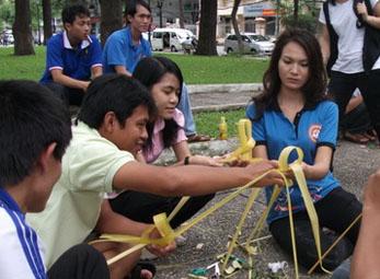 Bạn trẻ năng động gây quỹ tổ chức trung thu 