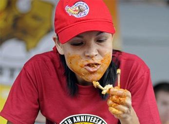 'Góa phụ đen' ăn 183 cánh gà trong 12 phút