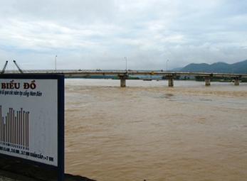 Lũ sông Lam đạt đỉnh, giao thông nhiều nơi tê liệt