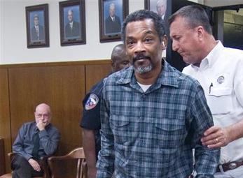 Hàng chục cụ bà của một thị trấn bị cưỡng hiếp