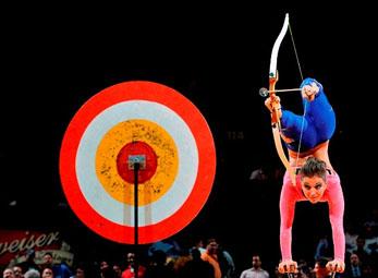 Nghệ sĩ uốn dẻo Nga trổ tài bắn cung bằng chân 