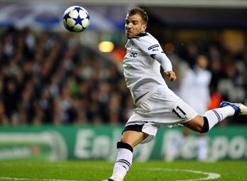 Van der Vaart "nổi đóa" vì không được dự Europa League