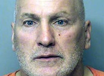 Cha bắt cóc con gái, lột quần áo vì ghen