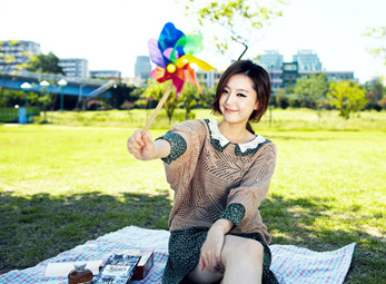 Mẫu áo cổ lá sen dịu dàng dành cho mùa mới