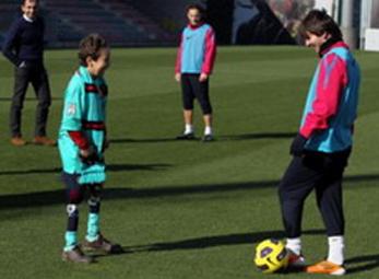 Messi và cậu bé có đôi chân tật nguyền