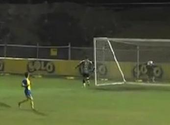 Tai nạn khó đỡ của nhân viên nhặt bóng