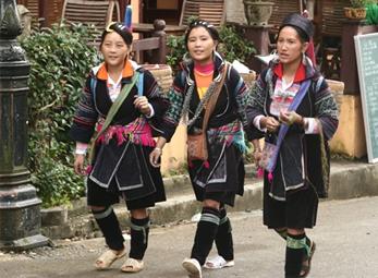 Theo chân thiếu nữ H'mông xuống chợ Sa Pa
