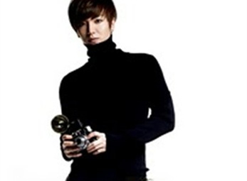 Trưởng nhóm Super Junior gây sốc khi 'mặc' váy 