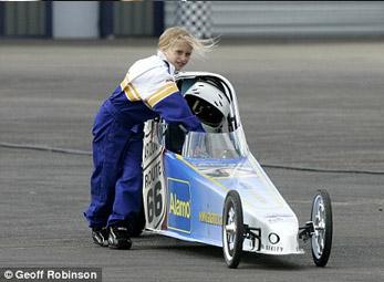 Bé gái Anh mới 8 tuổi đã chạy xe như tay đua thứ thiệt 