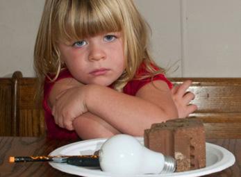 Bé gái nghiện ăn bóng điện