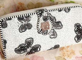 Những mẫu ví cầm tay của Anna Sui