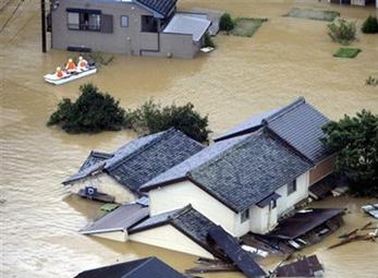 Ảnh: Dải Tây nước Nhật quay cuồng trong bão Talas