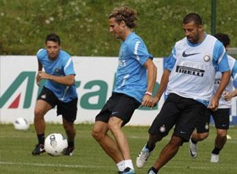 Vừa đến Inter, Forlan khiến... Marco Branca mất chức?