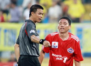 Trọng tài Võ Quang Vinh đoạt danh hiệu “Chiếc Còi Vàng” mùa bóng 2011 