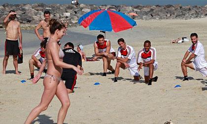 “Dán mắt” vào ngắm gái, “sao” Milan quên cả tập luyện 