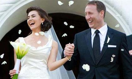 Á hậu Thế giới cưới bộ trưởng Quốc phòng Canada 