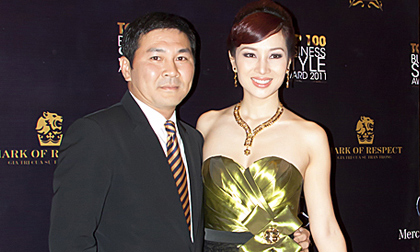 Á hậu Thu Hương nổi bật cùng chồng dự tiệc