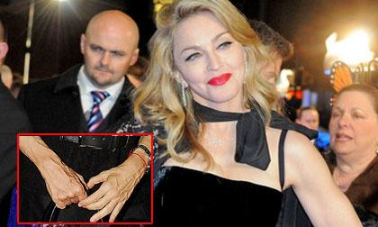 Sợ lộ tay gân guốc, Madonna thường xuyên đeo găng tay