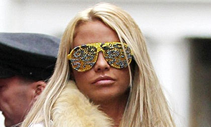 Katie Price "chơi trội" với kính gắn đá