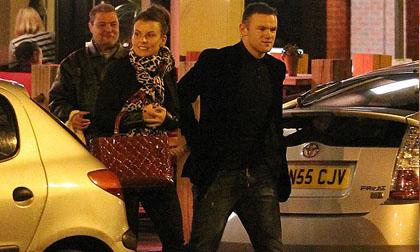 Rooney lại trốn thầy đưa vợ tung tăng đi “đánh lẻ”? 