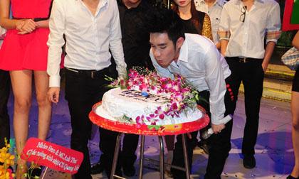 Quang Hà hồi hộp thổi nến đón tuổi 31
