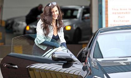 Cựu hoa hậu xứ Wales Imogen Thomas lái thử Mercedes