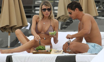 "Phi công" của Rita Rusic không thể rời tay khỏi bạn gái 51 tuổi 