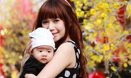 Vợ Lý Hải và con trai sành điệu xuống phố