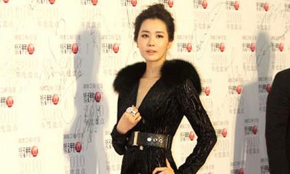 Mỹ nhân Hàn và độc chiêu diện họa tiết lông kiêu sa 