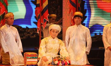 Xem Xuân Hinh lên đồng trên sân khấu Tết