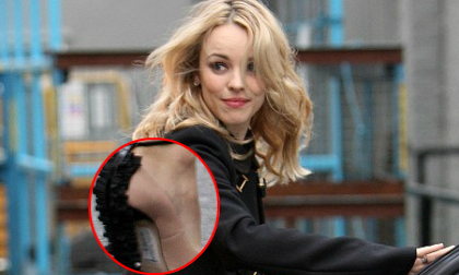 Rachel McAdams mải "khoe" giày quên cả bóc mác giá