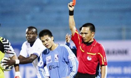 Trọng tài "dọa" cầu thủ bị đẩy xuống thổi hạng I?