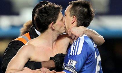 John Terry và Petr Cech bị fan hâm mộ ép hôn đồng tính 